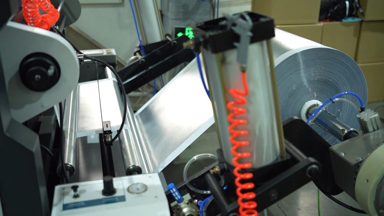 1 Non Woven Roll Feeding 1 alimentation en rouleau non tissé