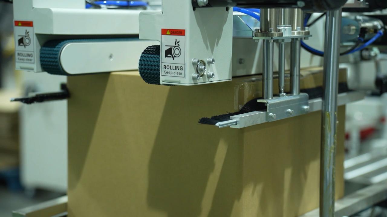 12 Automatically seal boxes 12 Sceller automatiquement les boîtes