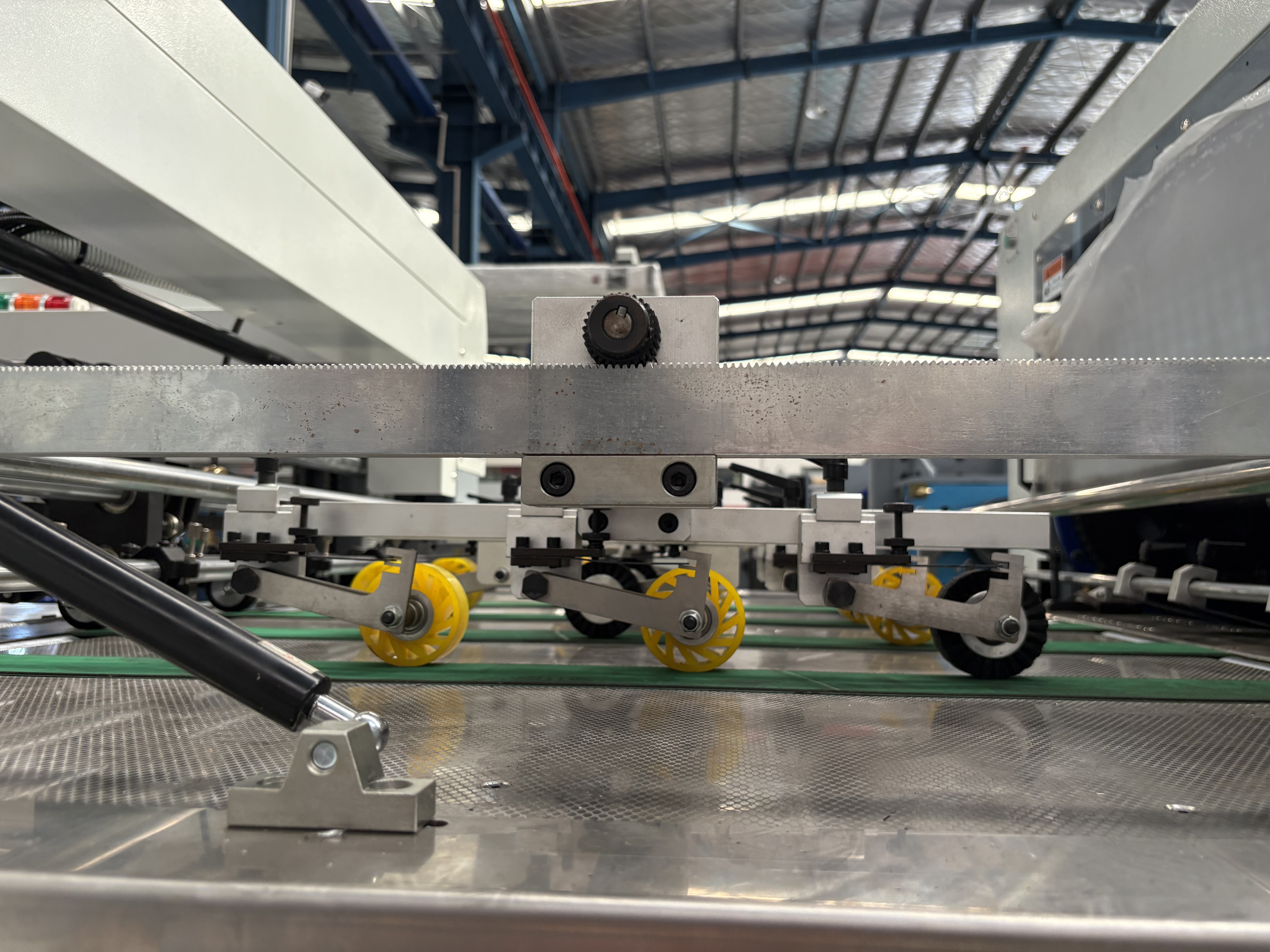 Machine d'estampage et de découpe en feuille chaude automatique