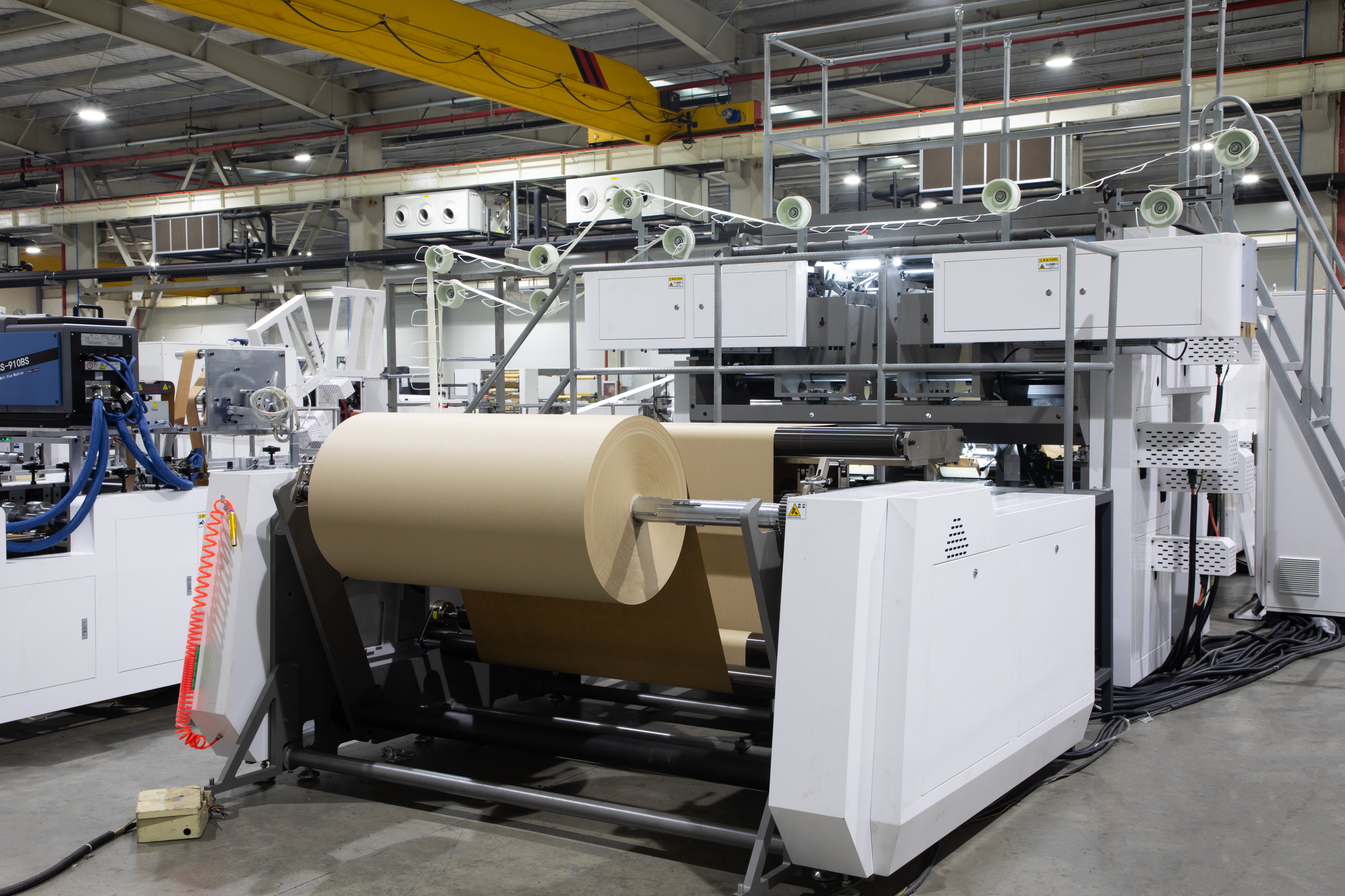 NOUVEAU WORLD A Machine de sac en papier à fond carré avec poignée tordue en ligne