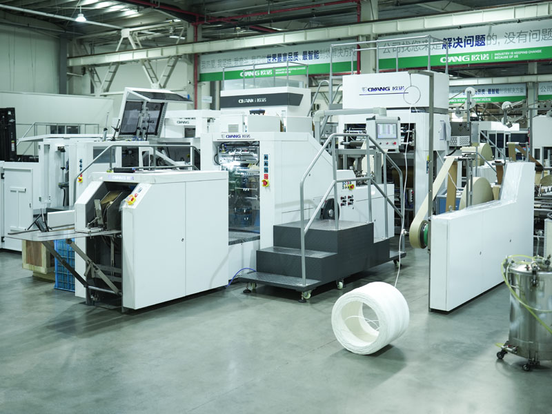 Machine à sacs en papier à fond carré série A d'OYANG Machinery avec poignée torsadée en ligne