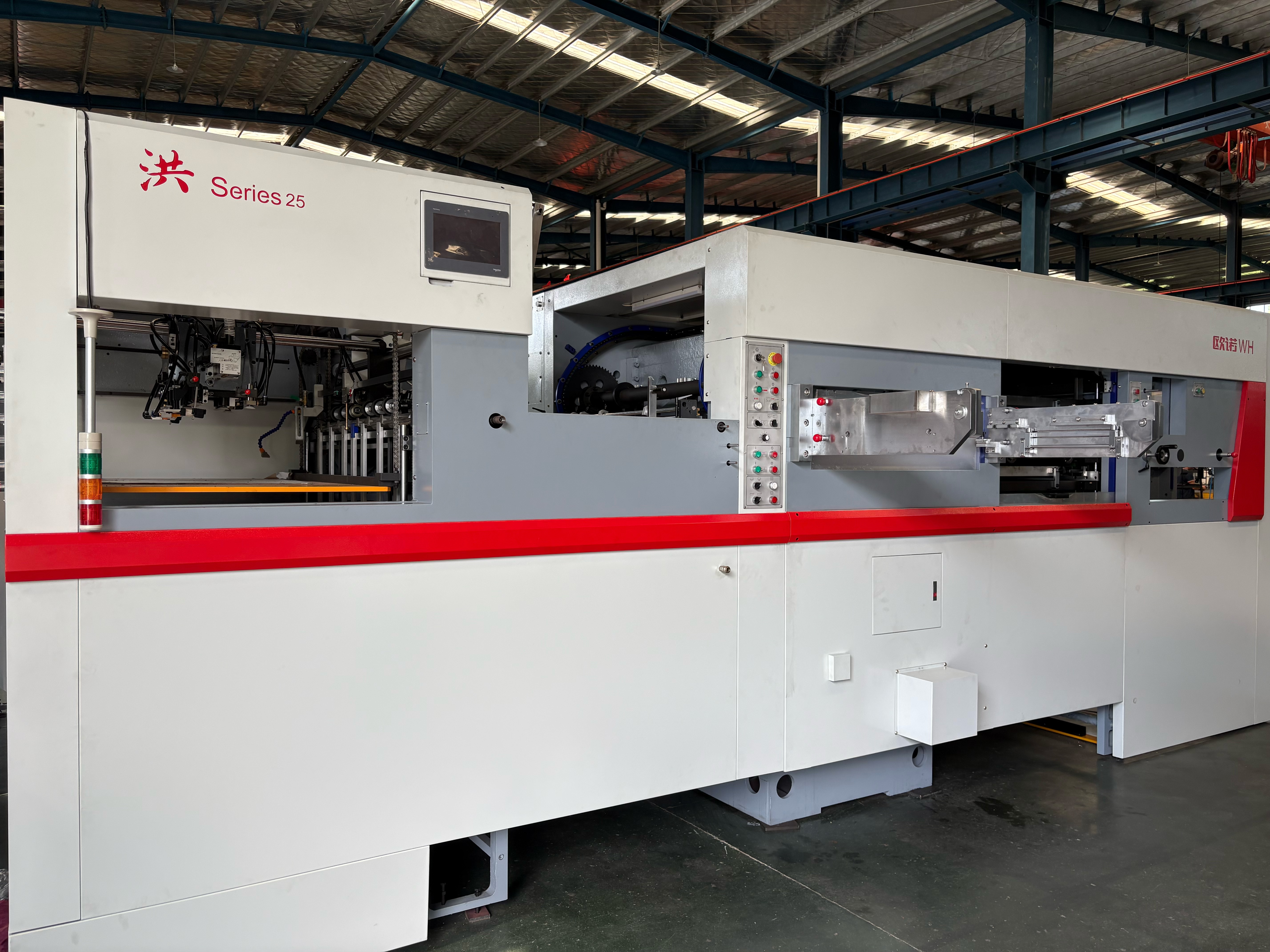 Machine d'estampage et de découpe en feuille chaude automatique