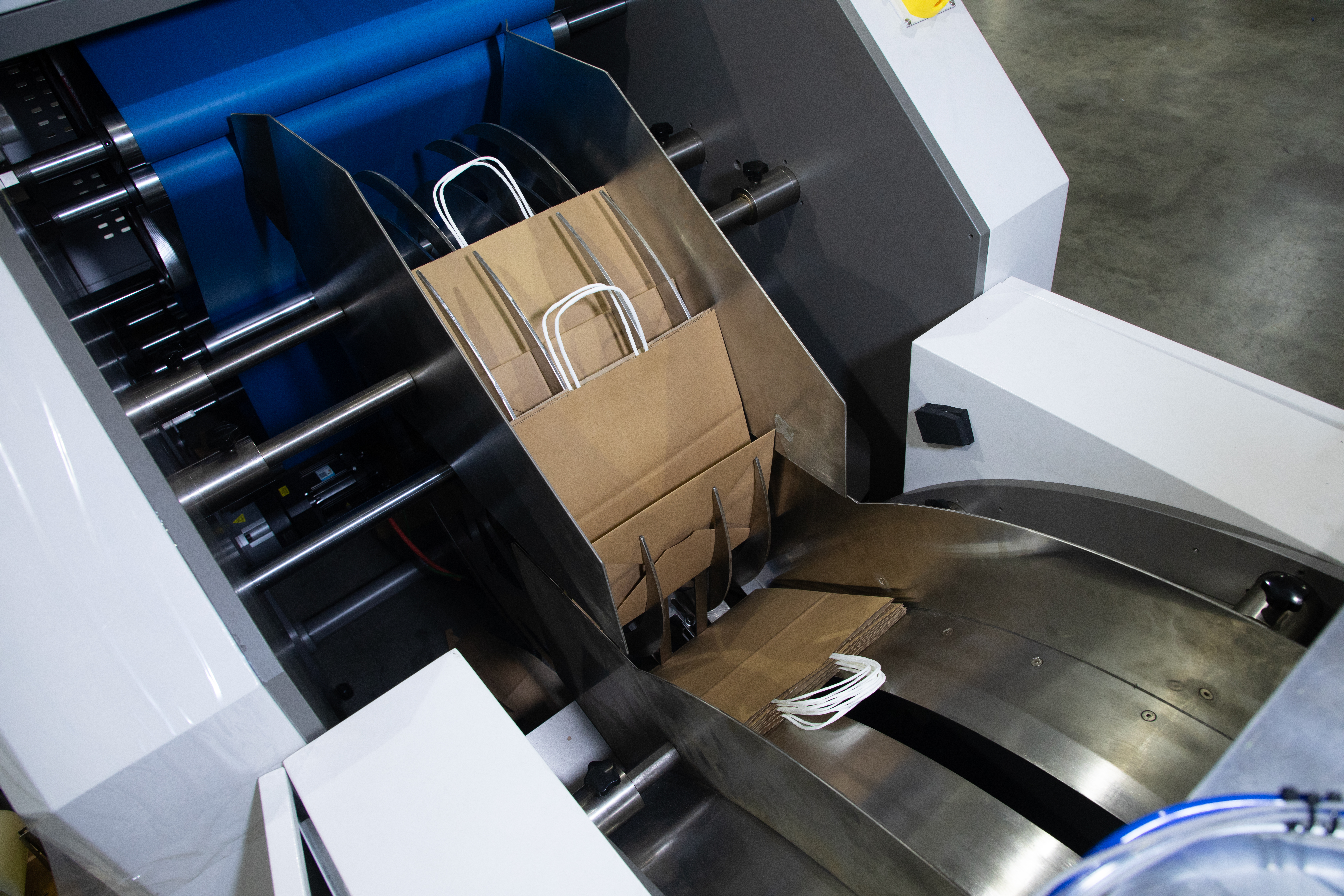 NOUVEAU WORLD A Machine de sac en papier à fond carré avec poignée tordue en ligne
