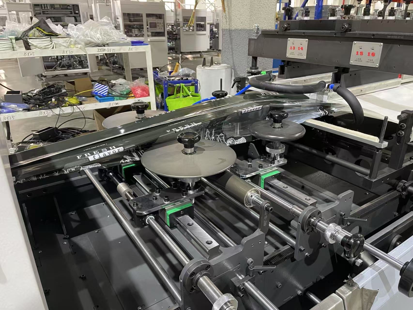Machine de fabrication de sachets de joint central à haute vitesse / quad