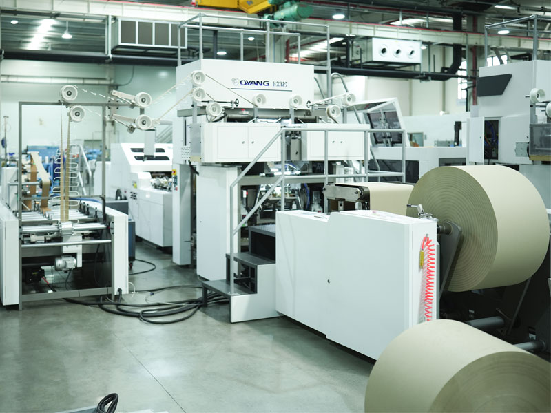 Machine à sacs en papier à fond carré série A d'OYANG Machinery avec poignée torsadée en ligne