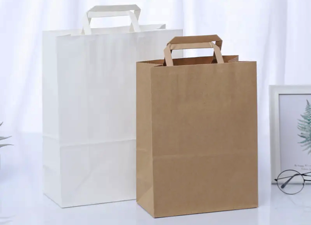 Sac en papier à fond carré avec poignée plate