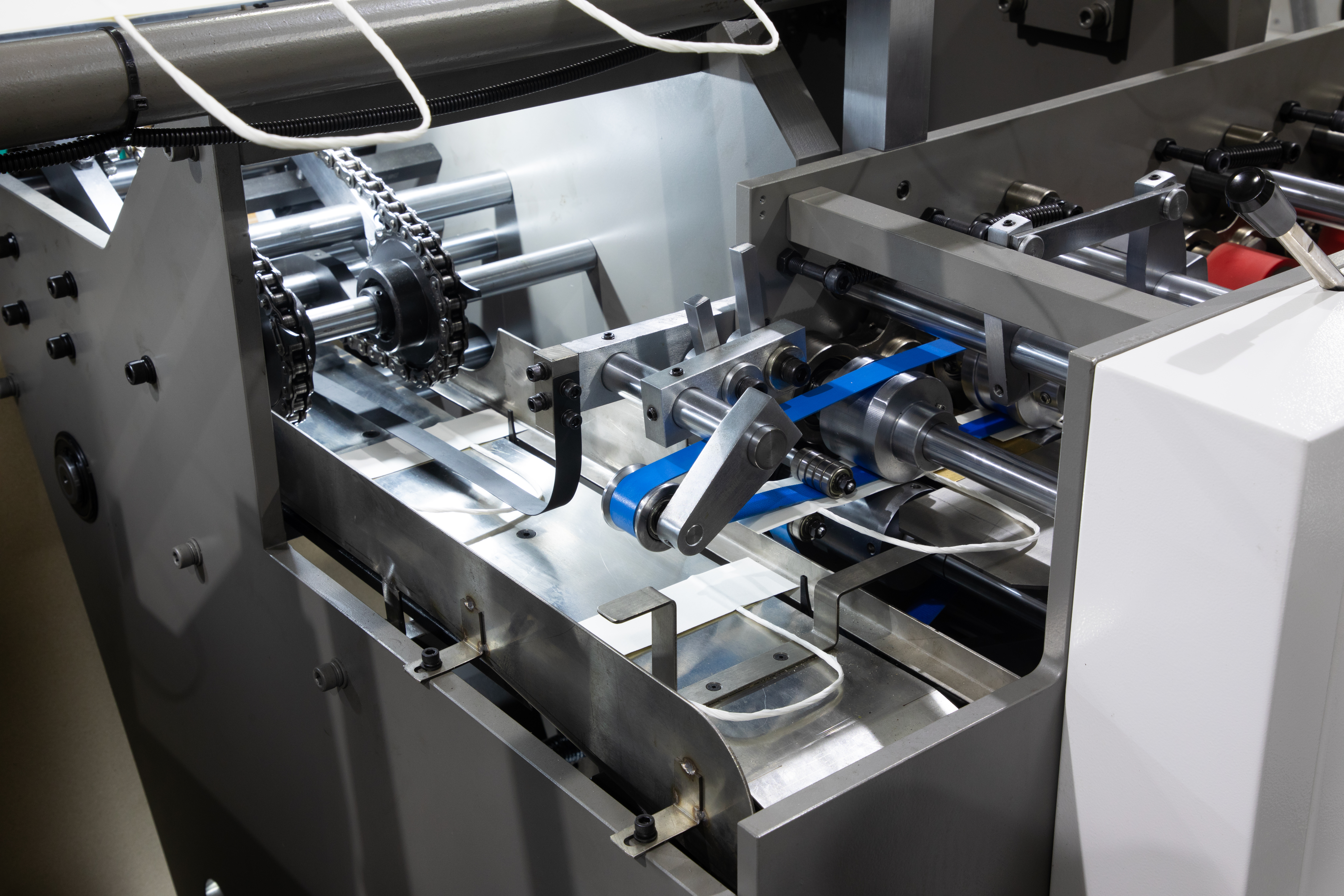 Machine de fabrication de sacs intelligents avec une poignée torsadée