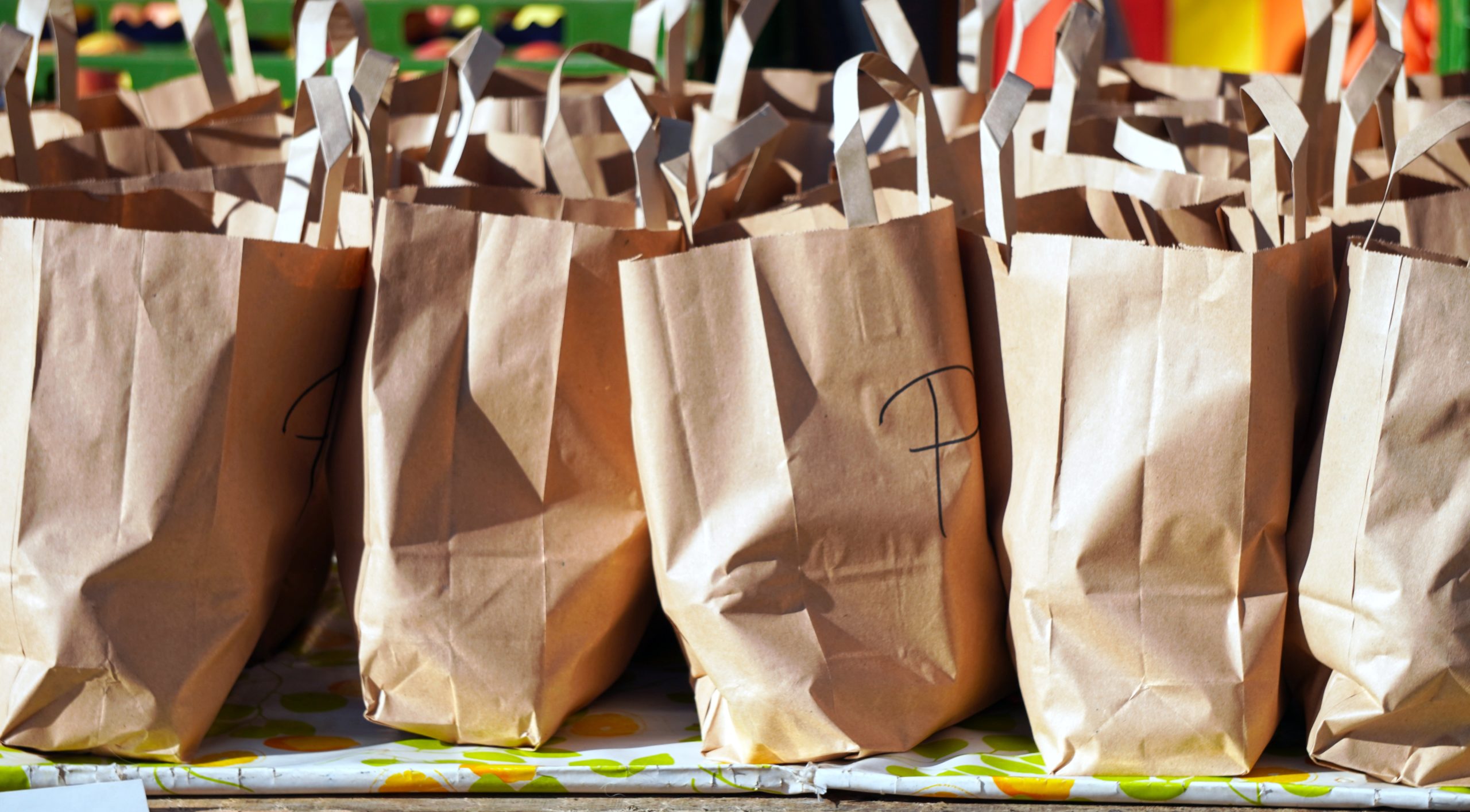 manipuler un sac en papier 