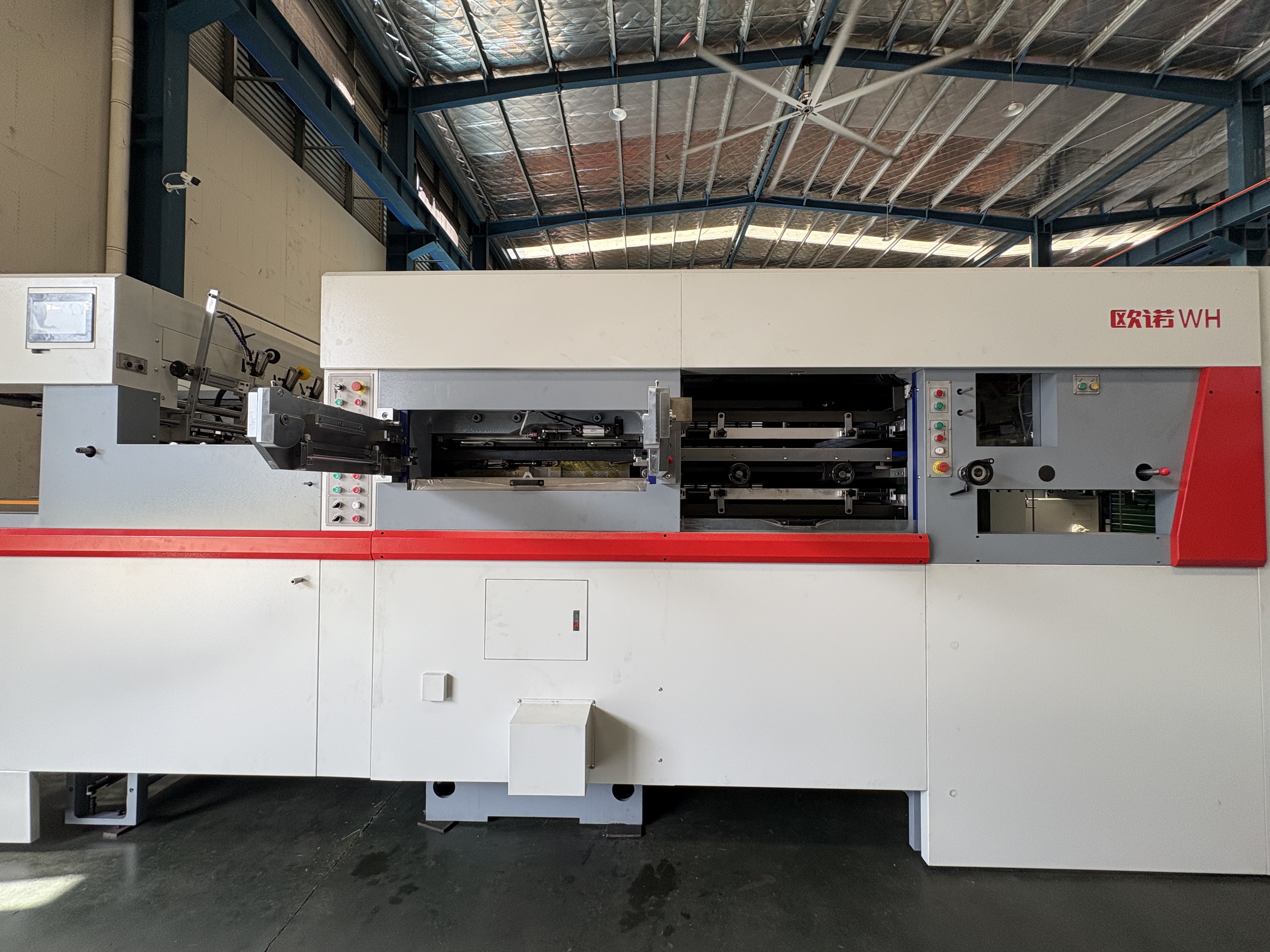 Machine d'estampage et de découpe en feuille chaude automatique